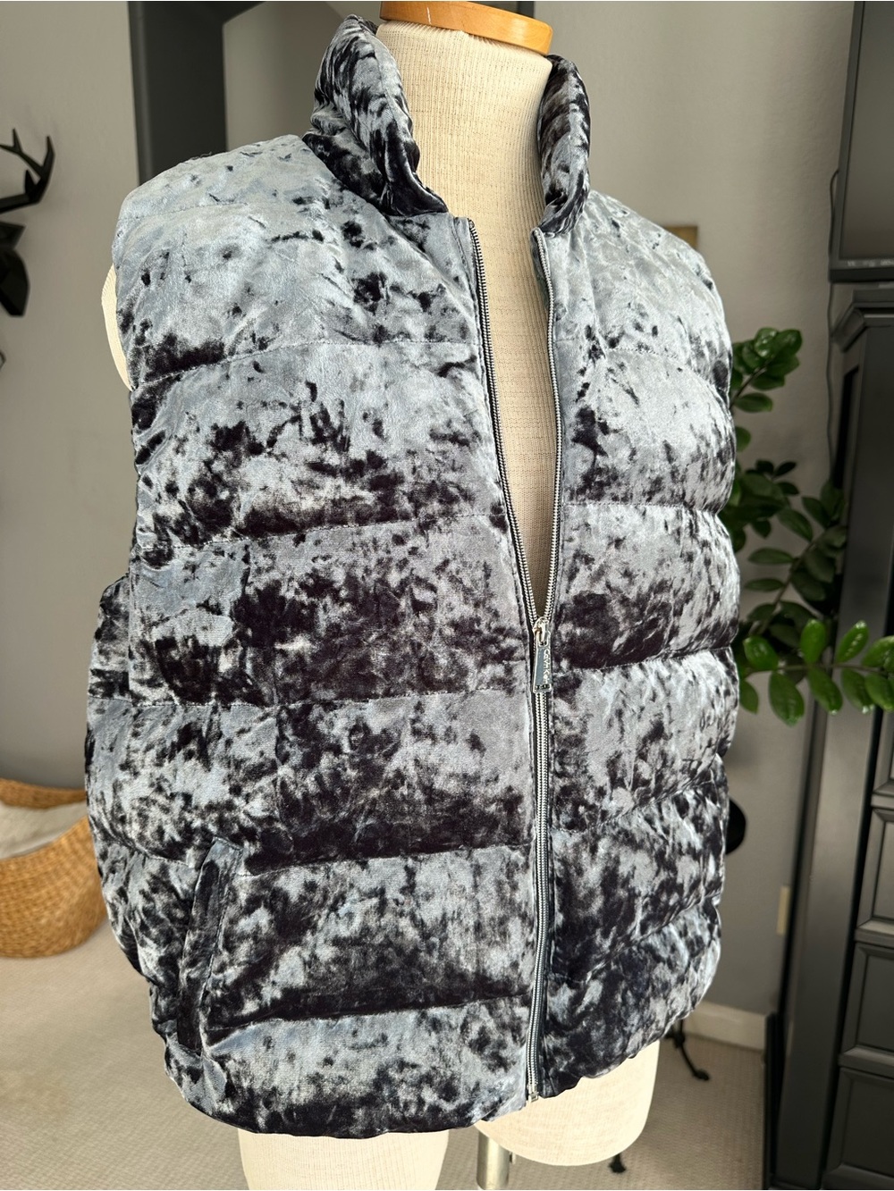 Calvin Klein Crushed Velvet Down Puffer Vest blue green size medium